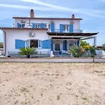 Sara Villa *